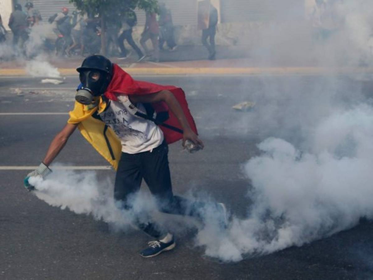 Otro muerto en protestas en Venezuela, octavo en una semana, suman 49 en total