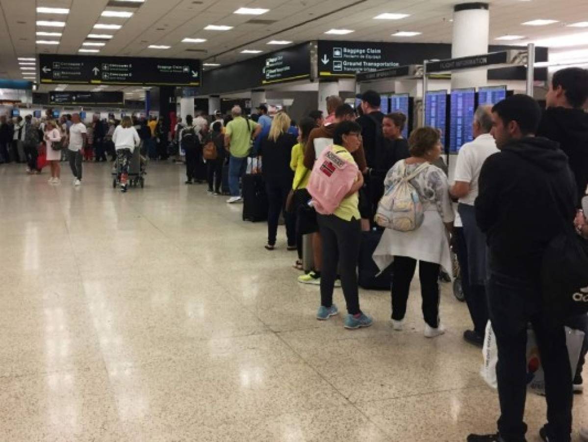 Largas filas en aeropuerto de Miami por cierre del gobierno de EEUU