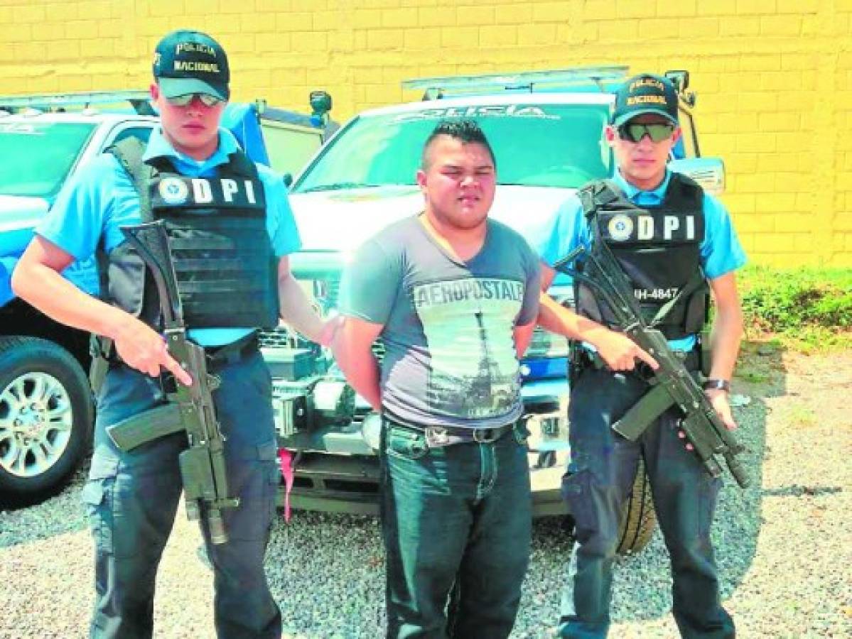 Al director de Tránsito, Leonel Sauceda, le tocó pedir disculpas públicas y dar la cara por haber capturado erróneamente a un individuo por suponerlo responsable de haber participado en la masacre de la colonia 1 de diciembre en donde murieron 12 personas el pasado 5 de marzo. Por llevar el mismo apodo de uno de los que sí fue responsable del crimen, Arnold Leonel Hernández, alias “El Pollo”, fue detenido y presentado ante las autoridades. Días más tarde fue puesto en libertad y se capturó al verdadero “Pollo”. Sauceda pidió disculpas aunque fue otro oficial el que metió las de andar.