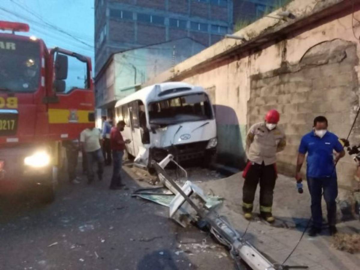 Bus rapidito colisiona contra poste y deja una menor lesionada en Comayagüela