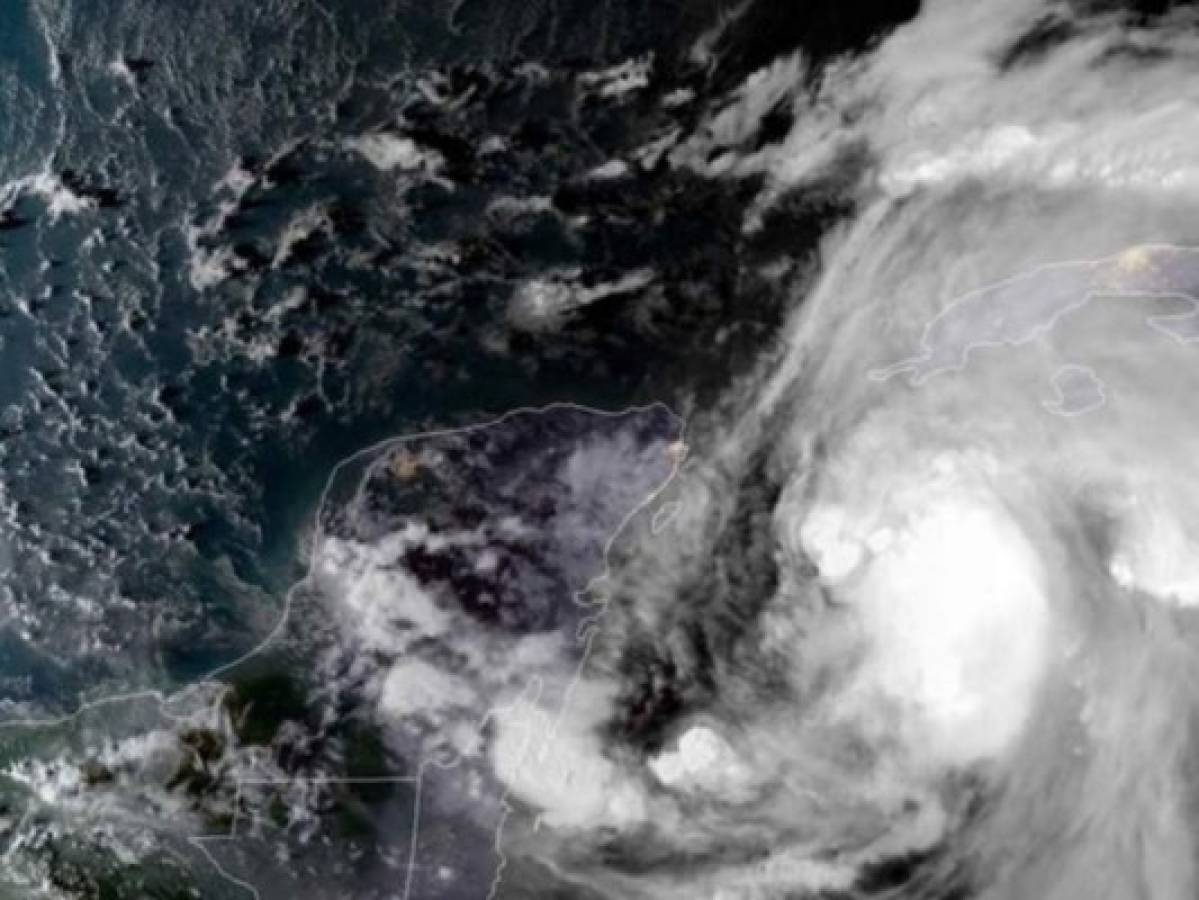 Michael se convierte en huracán categoría 1 y Florida declara emergencia