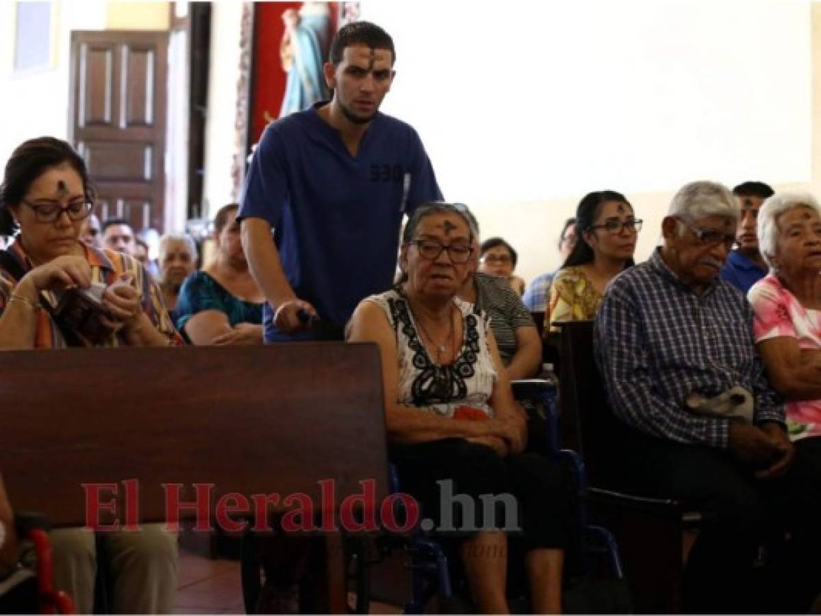 Sin importar la edad y su condición física, miles de fieles católicos asistieron a las eucaristías que se realizaron en la capital.