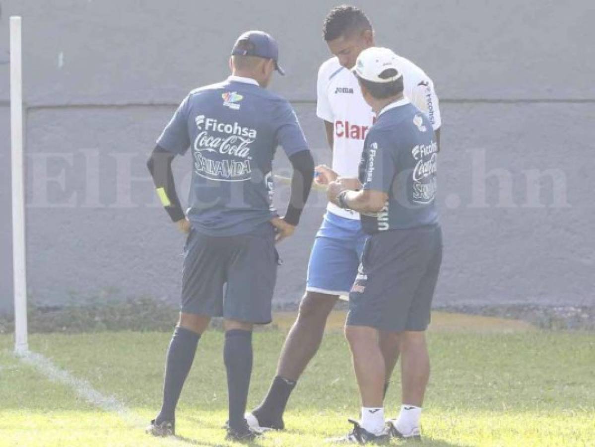 Carlo Costly, el primero en saltar al campo para dialogar con Jorge Luis Pinto