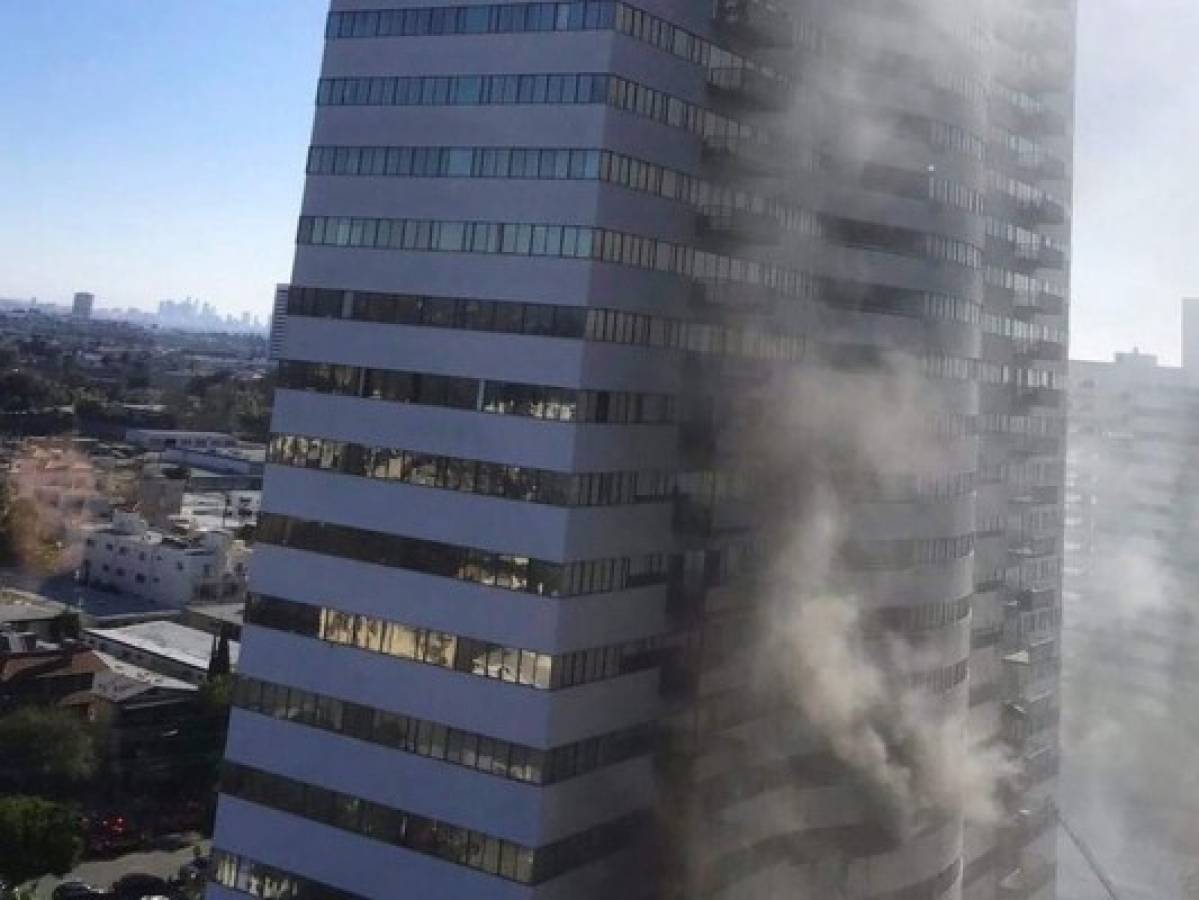 Controlan incendio en edificio de 25 pisos en Los Ángeles 