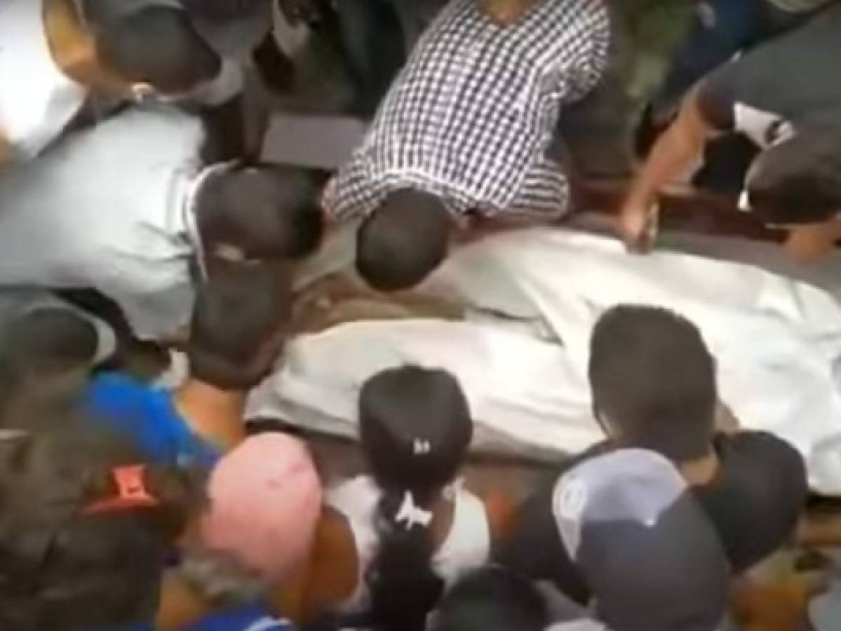VIDEO: En pleno entierro abren ataúd de víctima de covid-19 para ver su cuerpo