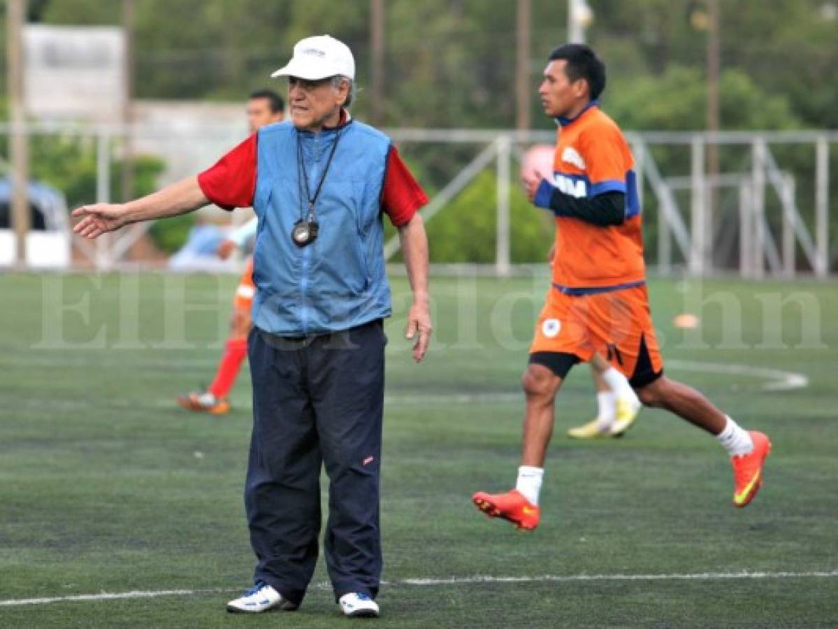 El entrenador hondureño Chelato Uclés en su última participación activa con la UPNFM en Liga de Ascenso en 2014. Foto: Efraín Salgado / El Heraldo.