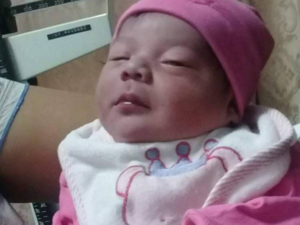 La bebé fue encontrada por una vicina de la zona, quien dio aviso a las autoridades.