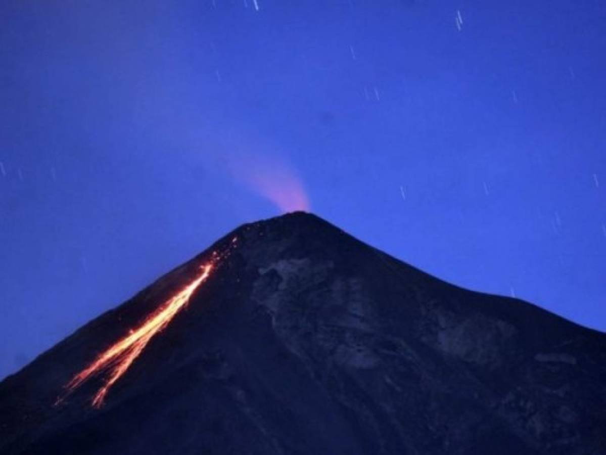 Volcán de Fuego de Guatemala incrementa erupciones y laza ceniza a comunidades