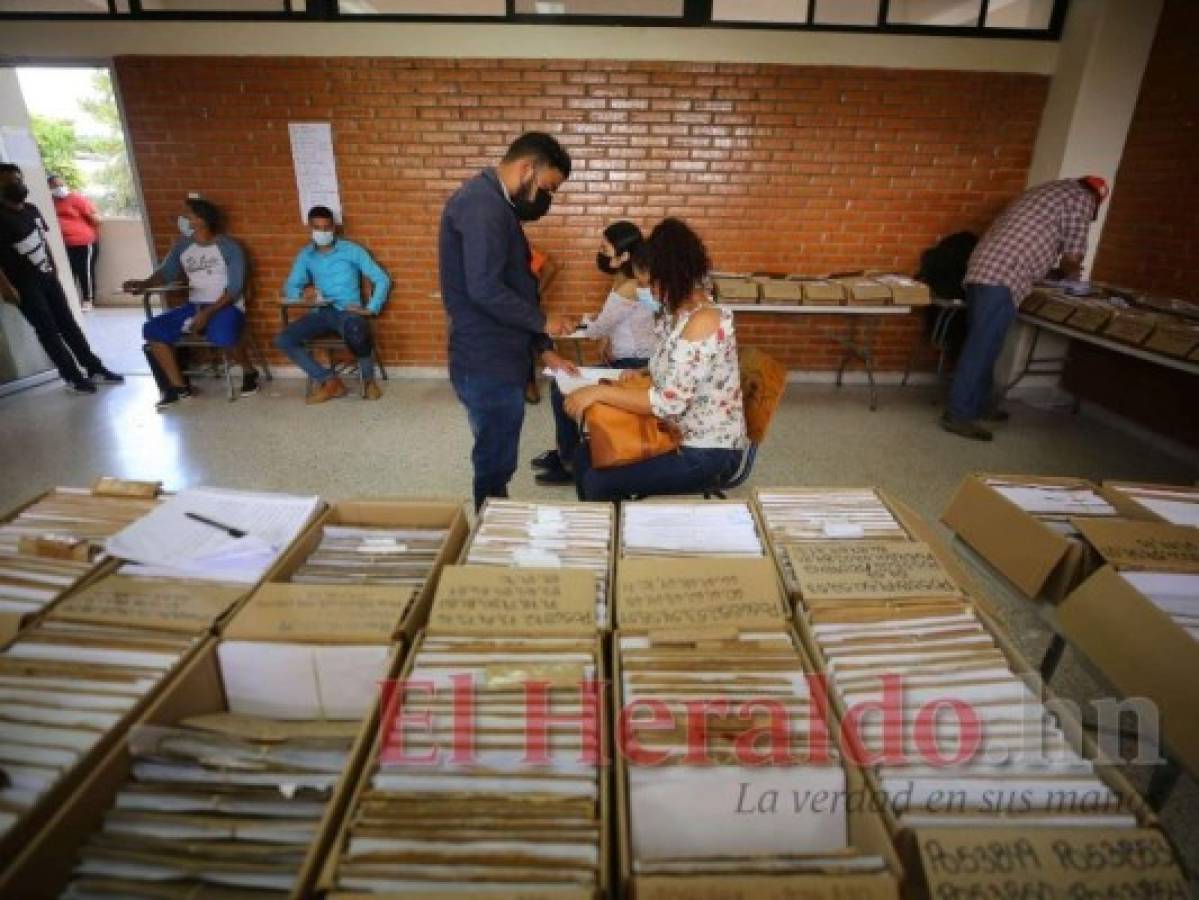 Hondureños acuden en el último minuto a reclamar su DNI