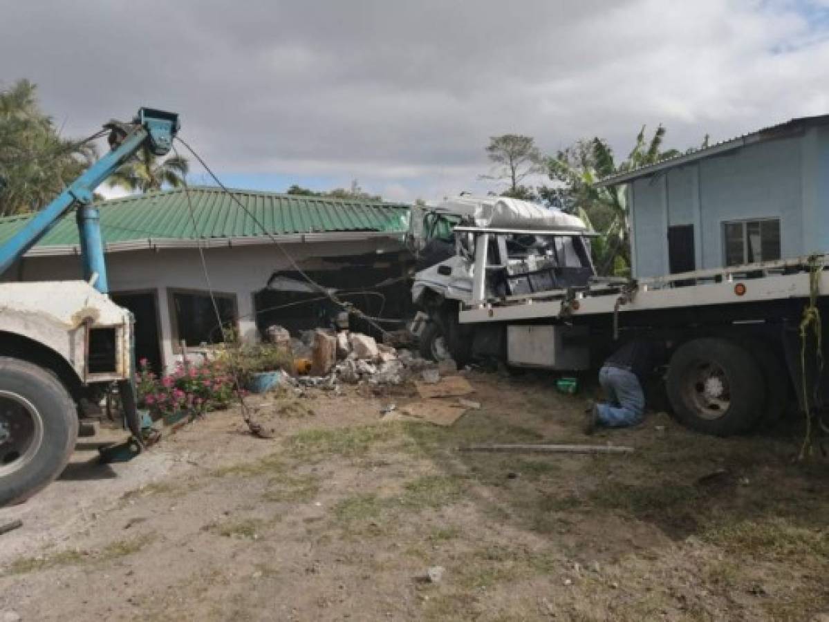 El accidente se registró en horas de la noche del miércoles la aldea El Tizatillo, en el kilómetro 6 de la carretera al sur de Honduras. El camión se introdujo en la propiedad y destruyó las paredes de la vivienda. Foto: Cortesía.