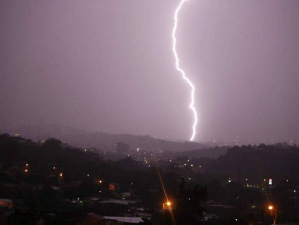 Lluvia con actividad eléctrica azota la capital de Honduras