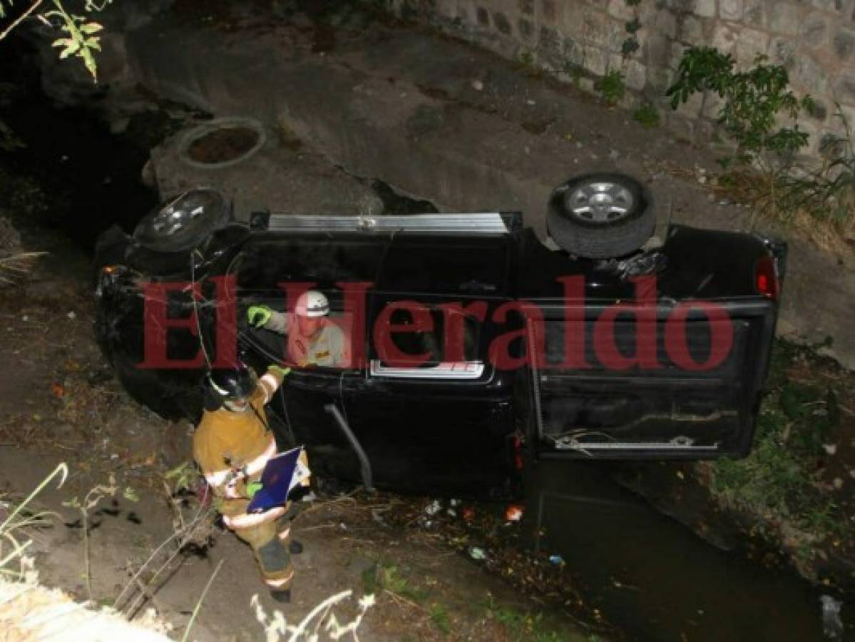 Dos hondureños se salvan de morir al caer en un hoyo con su vehículo