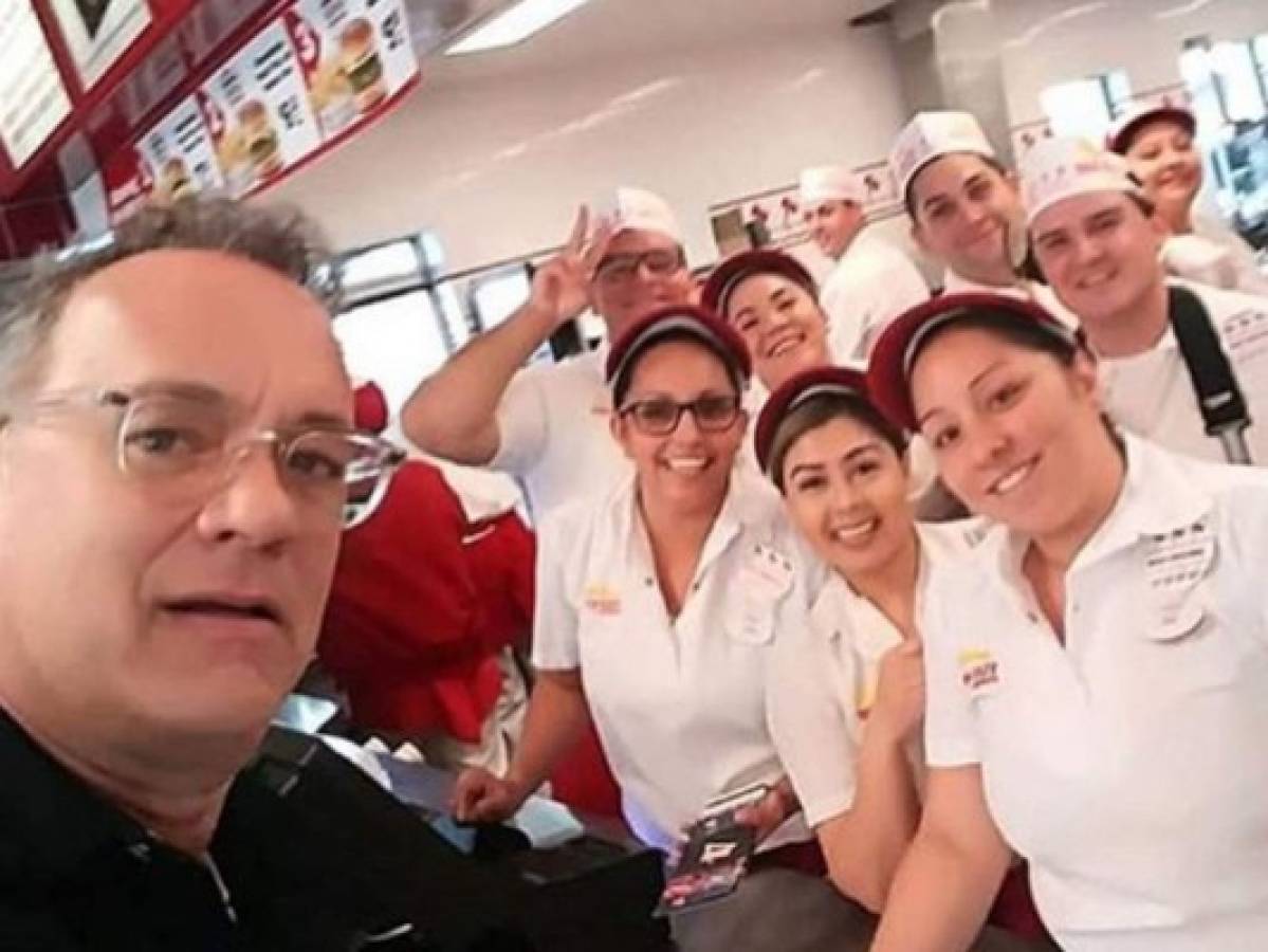 Tom Hanks sorprende a mujer cantándole 'Happy Birthday”