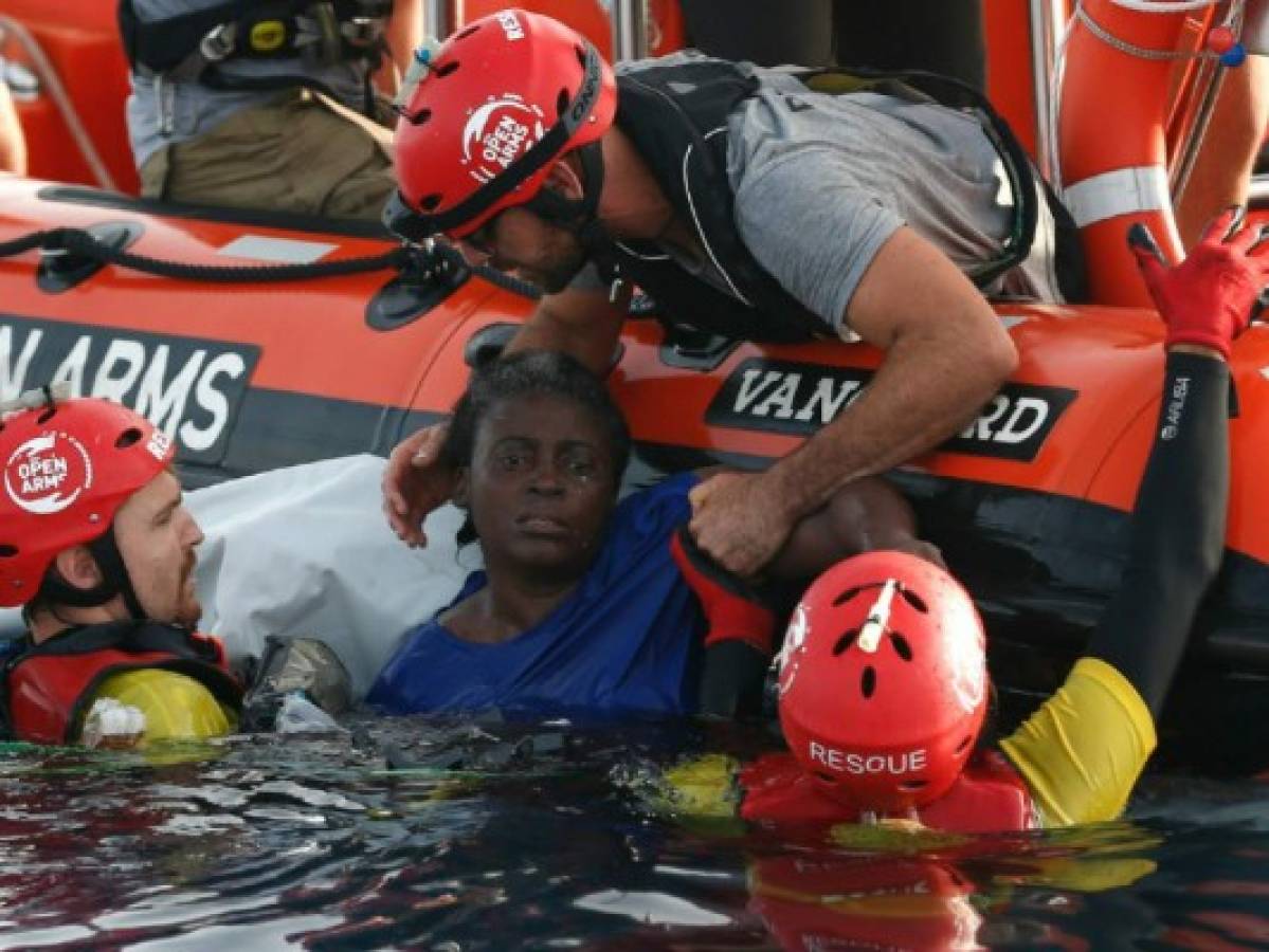 Descubren a una mujer aferrada a dos cadáveres en el mar Mediterráneo