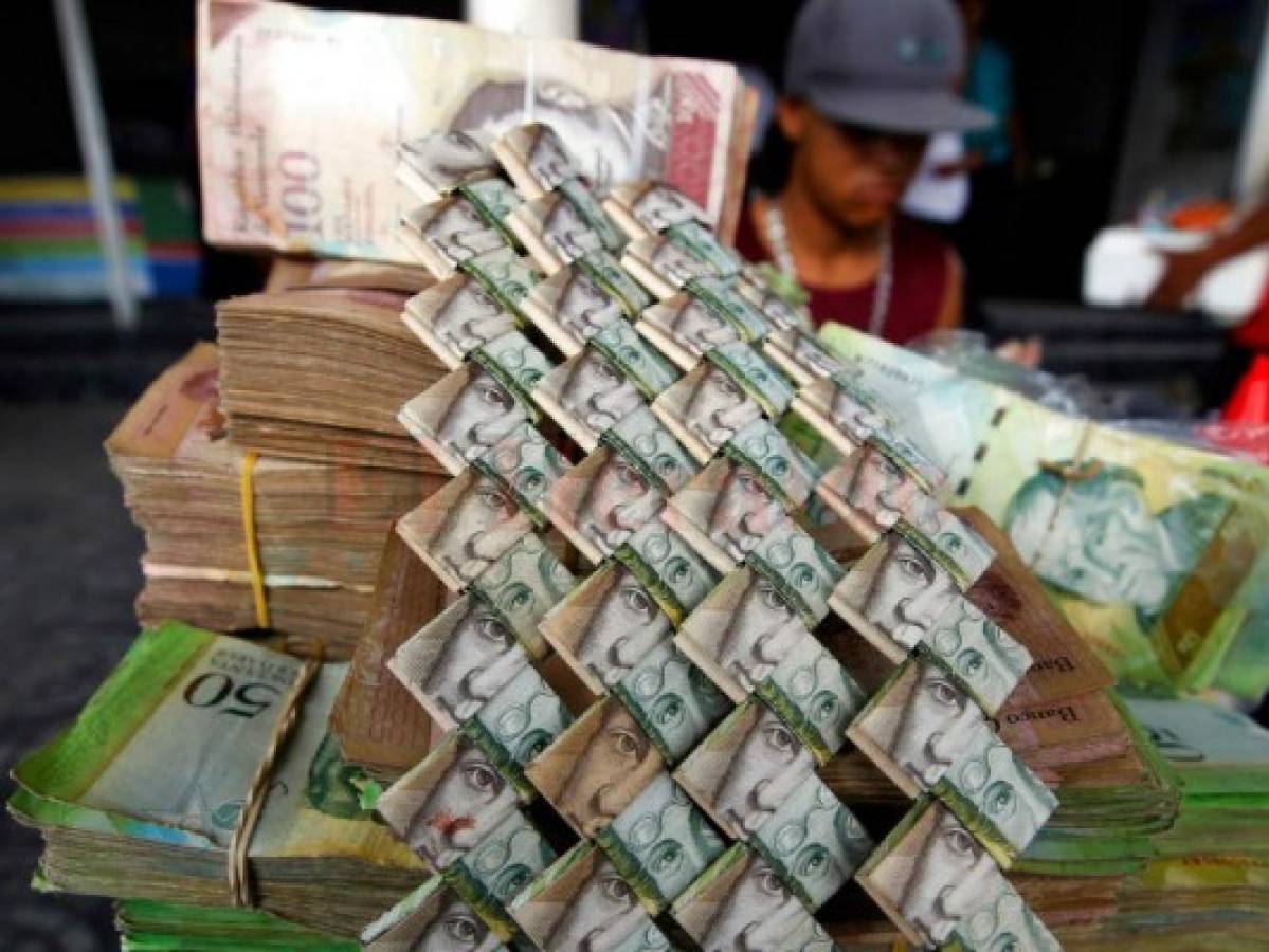 Venezolanos elaboran artesanías con billetes de bolívares