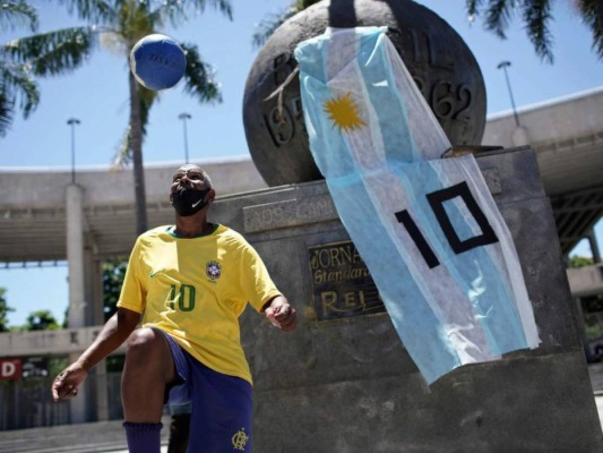Brasileños lloran muerte de su archirrival, Diego Armando Maradona
