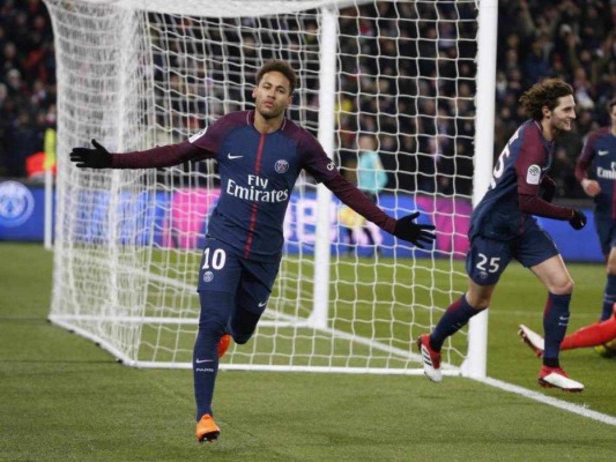 Tobillo derecho de Neymar sufrió fisura y esguince; casi descartado para duelo ante Real Madrid