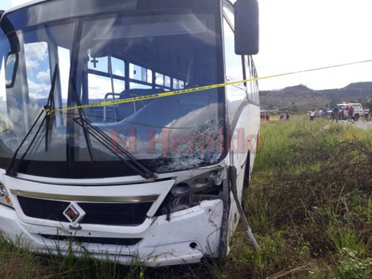 Este es el autobús en el que impactó la pareja con su motocicleta. Foto: Alex Pérez/EL HERALDO.