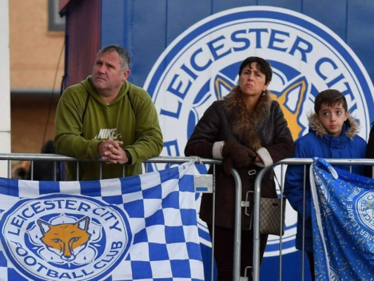 Conmoción de fans de Leicester tras deceso del presidente del club en accidente de helicóptero