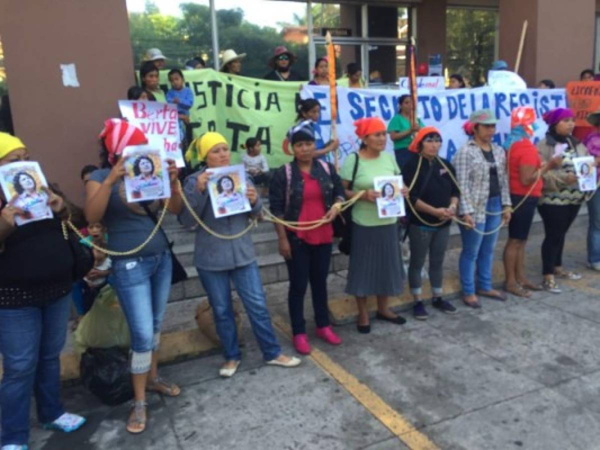 Indígenas se encadenan frente a Fiscalía exigiendo justicia para Berta