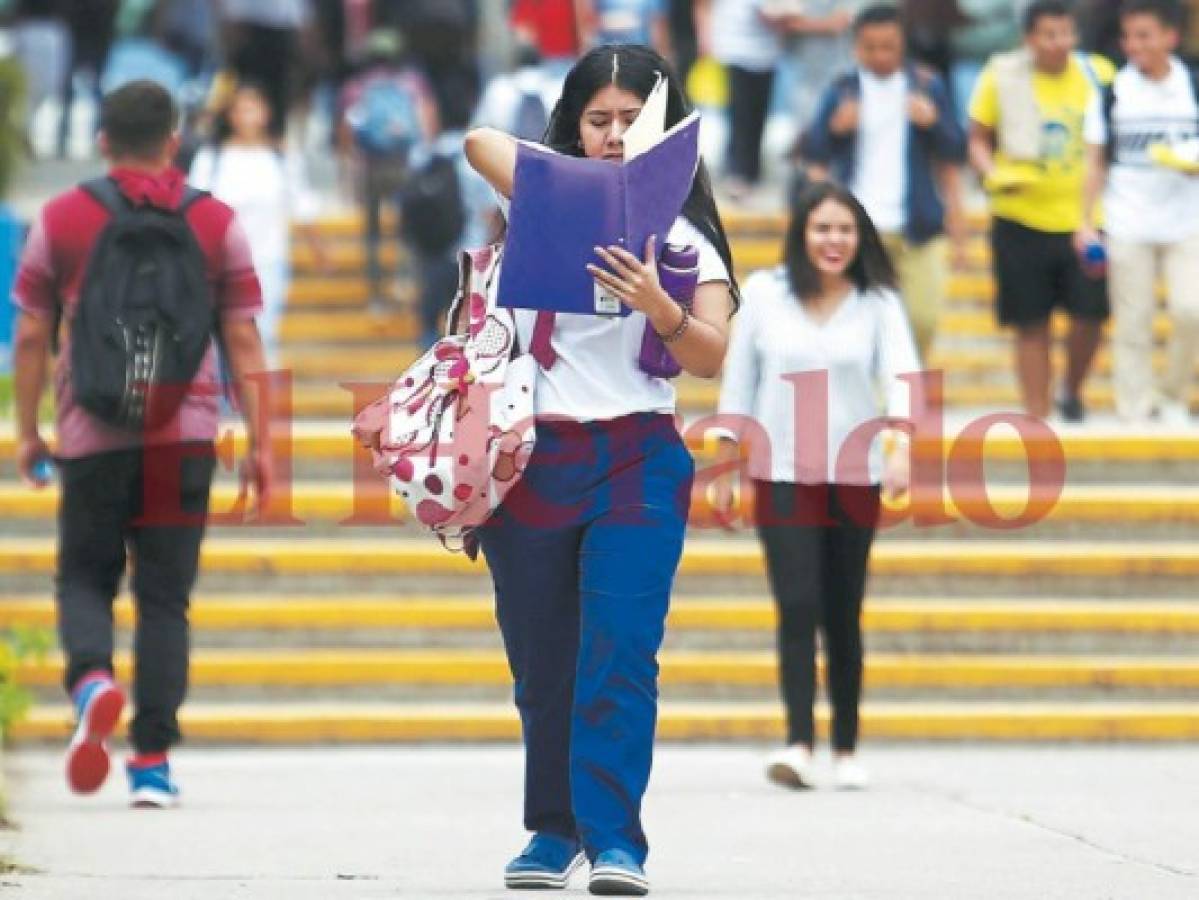 Estudiantes conmemoran su día con mochilas llenas de empuje e ilusión en Honduras