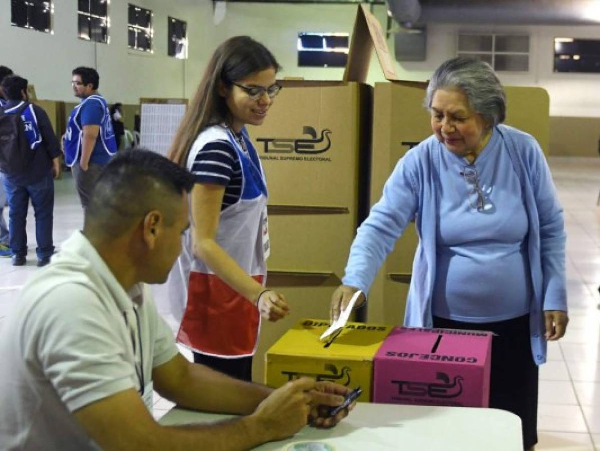 Salvadoreños realizan votaciones para eligir a diputados y alcaldes