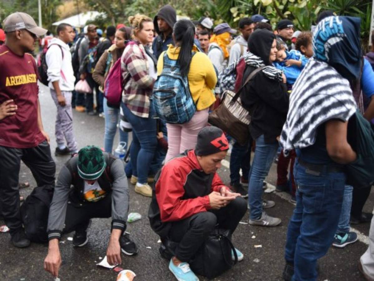 Cientos de migrantes hondureños retoman en Guatemala su camino hacia Estados Unidos