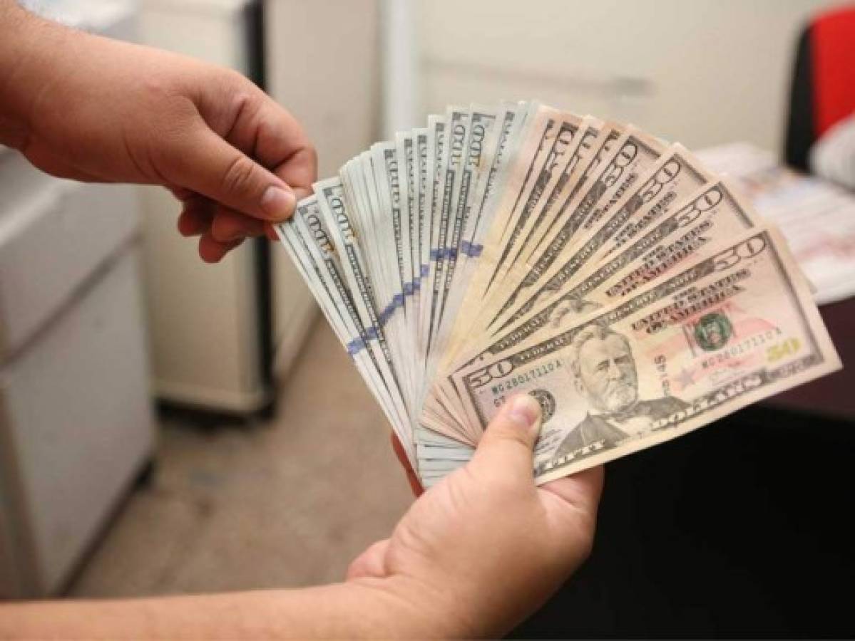 Iniciativas para eliminar cobros en dólares siguen engavetadas