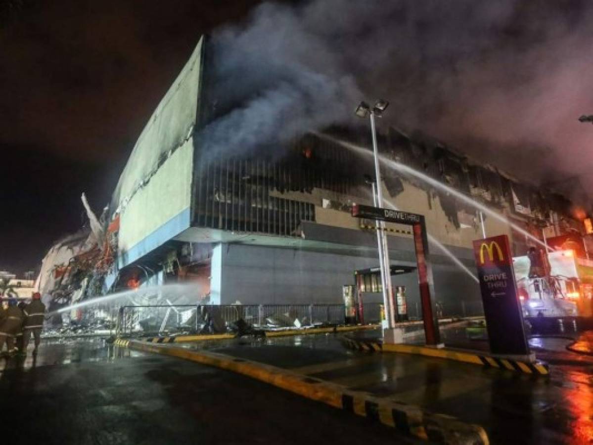 Hallan 36 cuerpos en centro comercial incendiado en Davao, Filipinas  