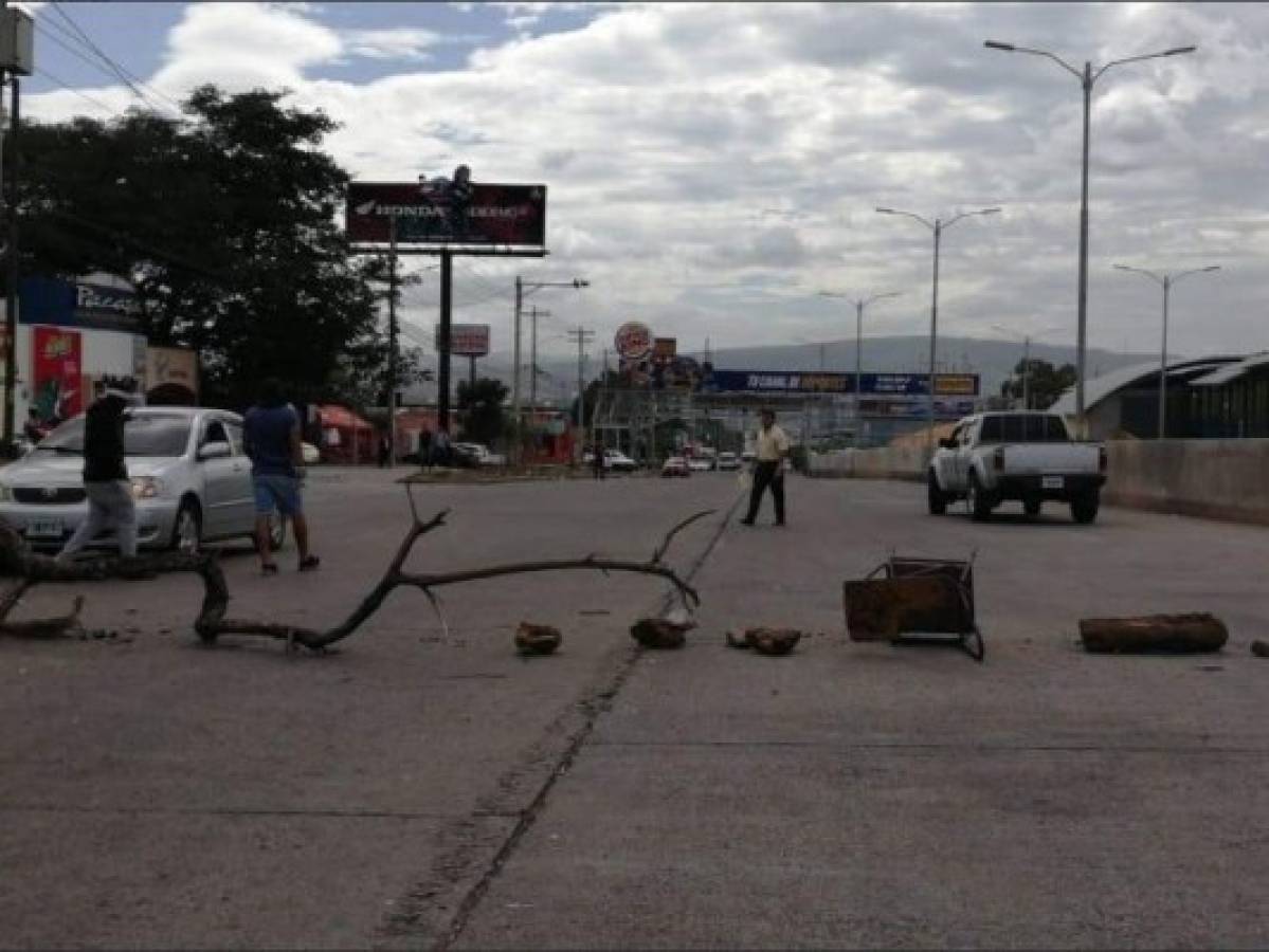 Encapuchados bloquean el paso vehicular en el bulevar Suyapa de la capital