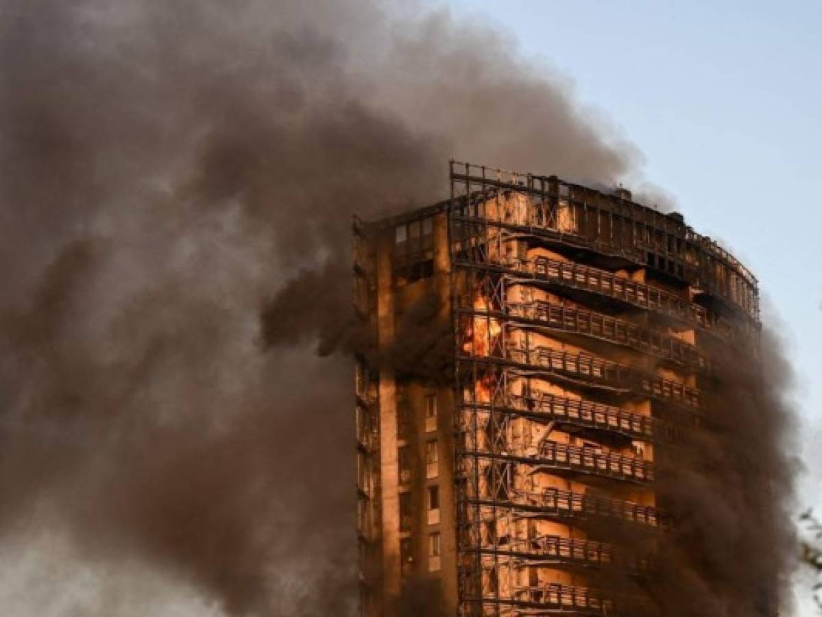 Edificio de 20 pisos arde en Milán; en principio sin víctimas