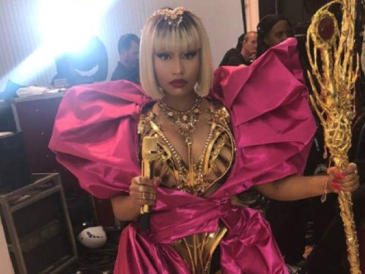 Nicki Minaj sufre penoso momento durante un concierto