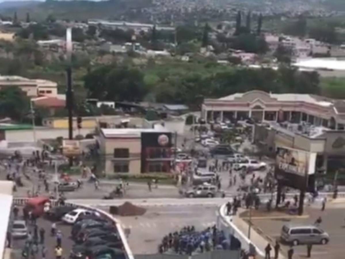 Personas que circulaban por Toncontín se refugiaron en centro comercial tras enfrentamientos
