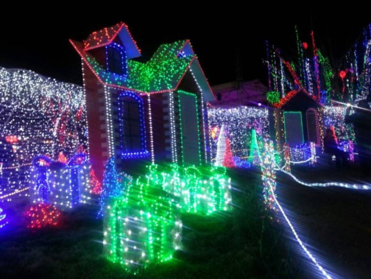 ¡ Gran espectáculo de luces! Inauguran Villa Navideña 2015 en Tegucigalpa