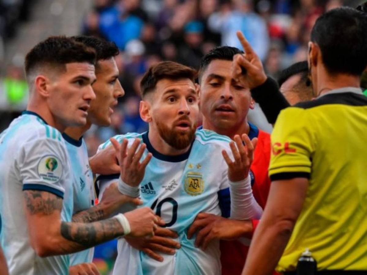 Lionel Messi a lo Maradona despierta polémica en Argentina