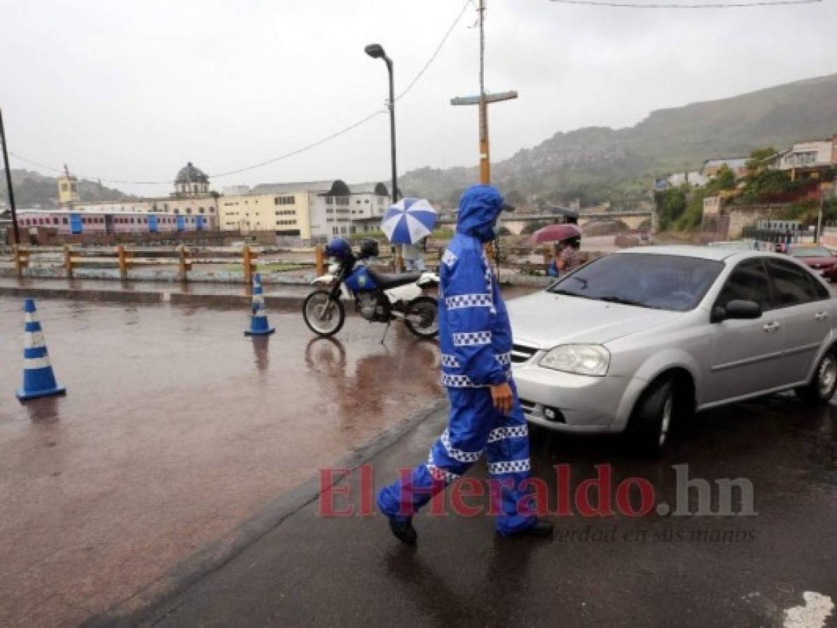 Cierran mercados y puentes en la capital por lluvias provocadas por Iota