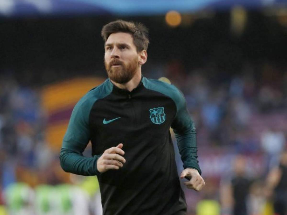 Barcelona's Argentinian forward Lionel Messi warms-up before the UEFA Champions League quarter-final second leg football match FC Barcelona vs Juventus at the Camp Nou stadium in Barcelona on April 19, 2017. / AFP PHOTO / Marco BERTORELLO