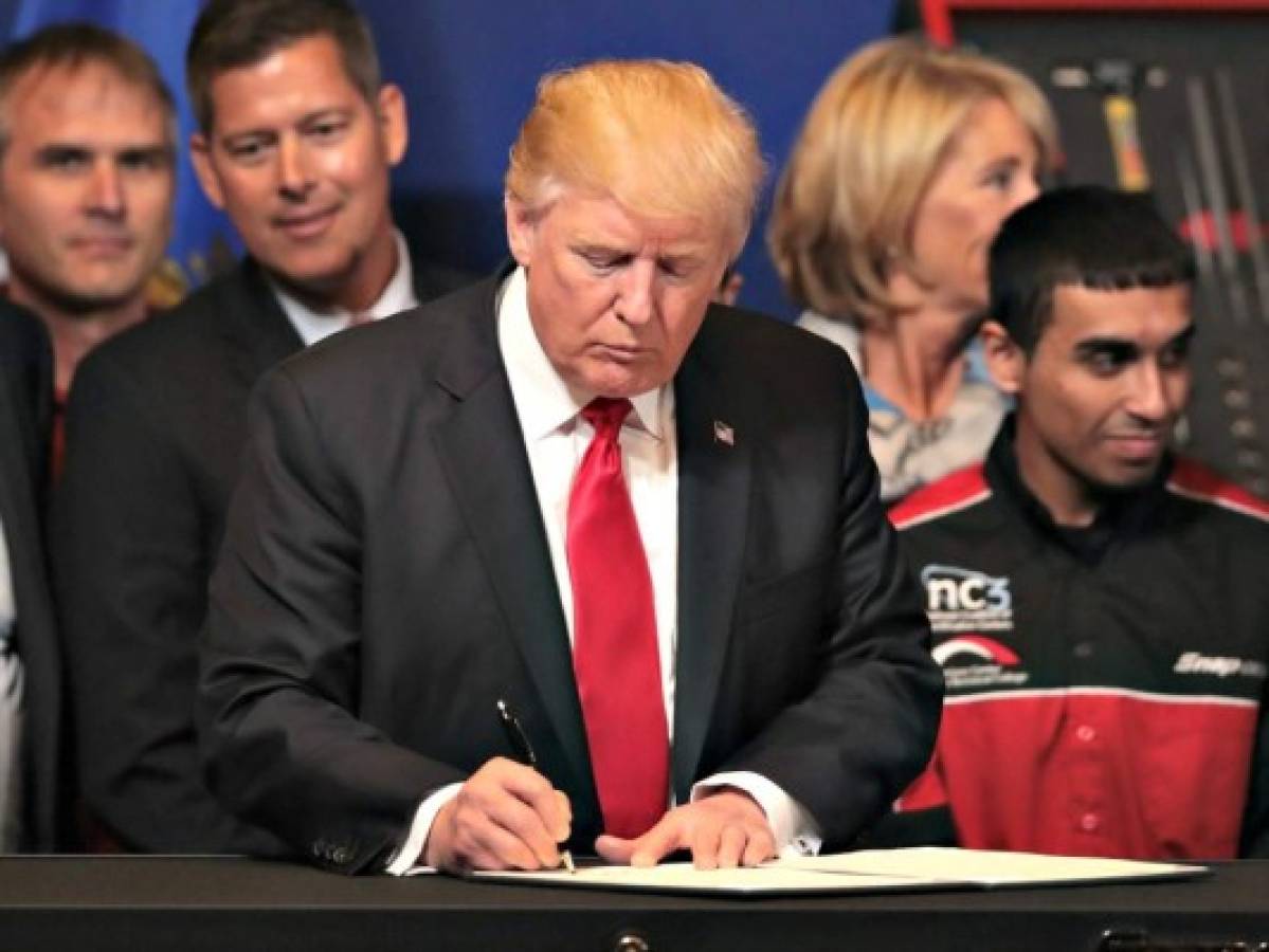 Trump firma orden para revisar visas de trabajo especializado en Estados Unidos