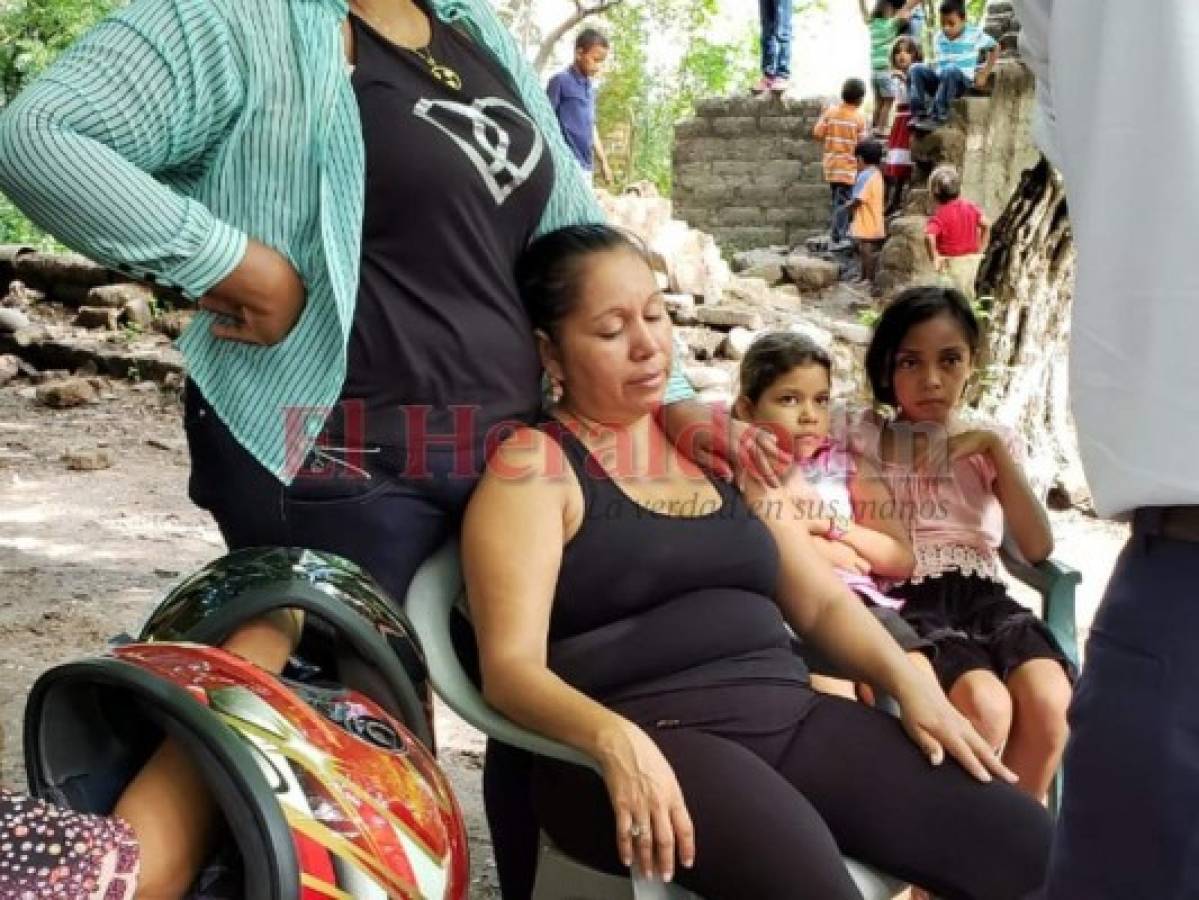 Los familiares de la menor le dan este último este domingo. Foto: Gissela Rodríguez/El Heraldo.