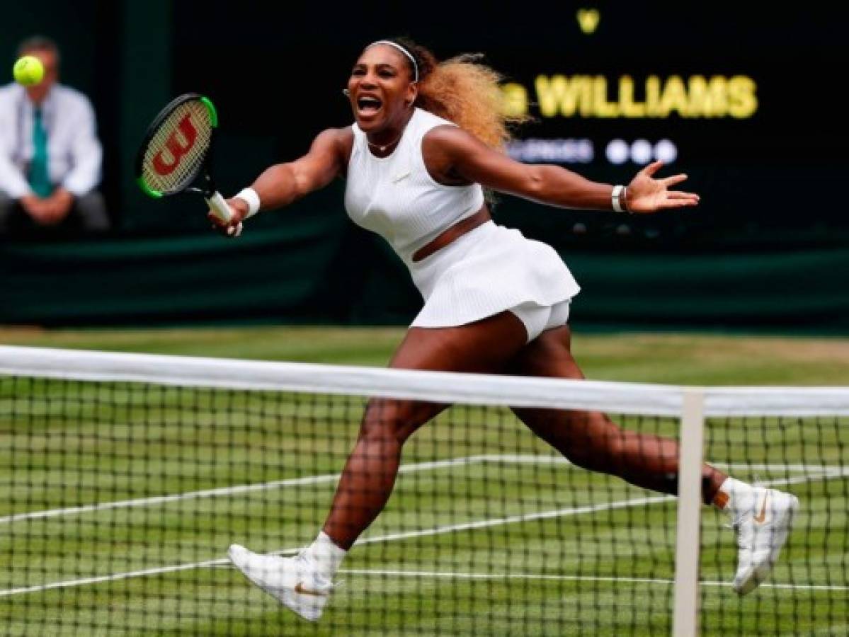 Multan a Serena Williams con 10 mil dólares en Wimbledon por dañar una pista