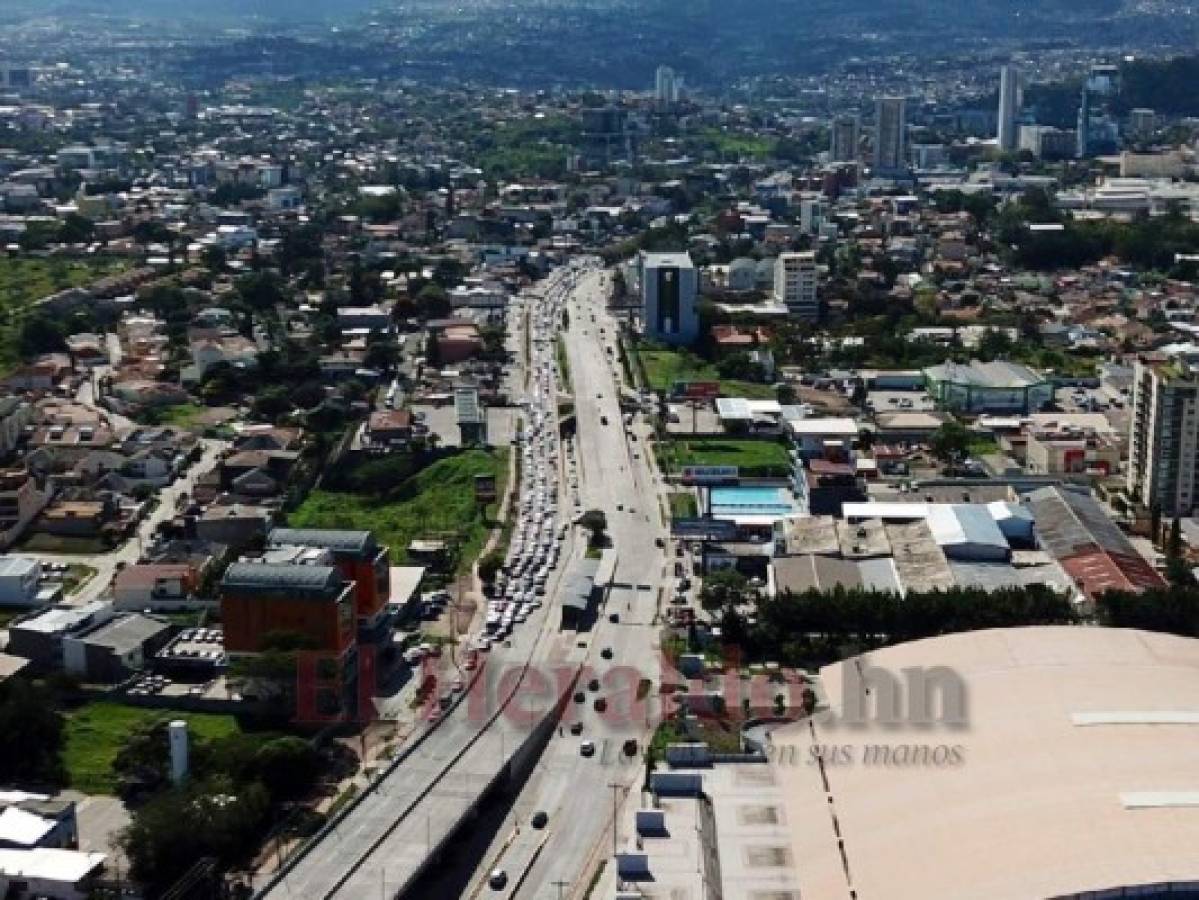 Caos y tráfico vehicular en el bulevar Suyapa por tomas en la UNAH