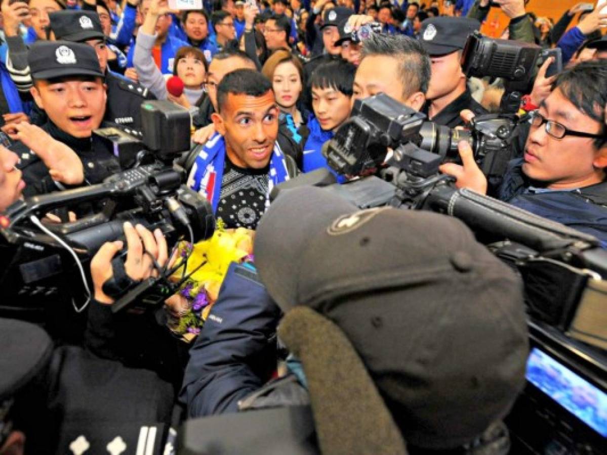Tevez, el nuevo emperador del fútbol chino, es recibido por una multitud
