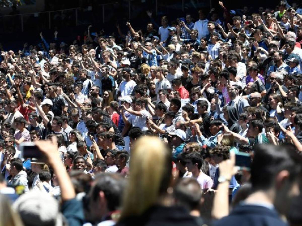 Unos 4,500 aficionados se dieron cita en el estadio para la presentación del serbio.