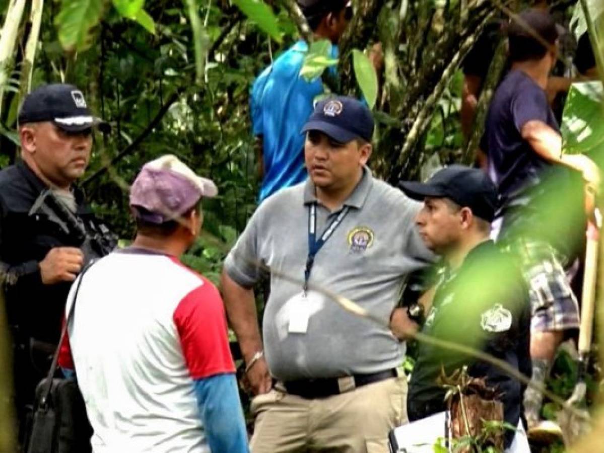Grabación tomada del canal panameño TVN Noticias que muestra a la policía panameña y a los empleados del Ministerio Público cerca del sitio donde se encontró una fosa común con siete cuerpos. Foto AFP
