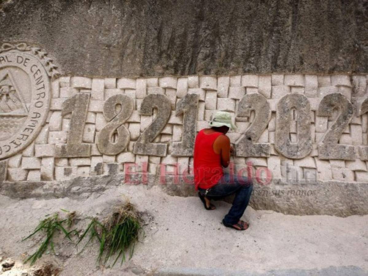 El artista tuvo días difíciles esculpiendo el mural del Bicentenario, su situación económica muchas veces los limitaba, a pesar de eso hubo personas que le regalaban comida o propinas, pero eso no era todos los días.