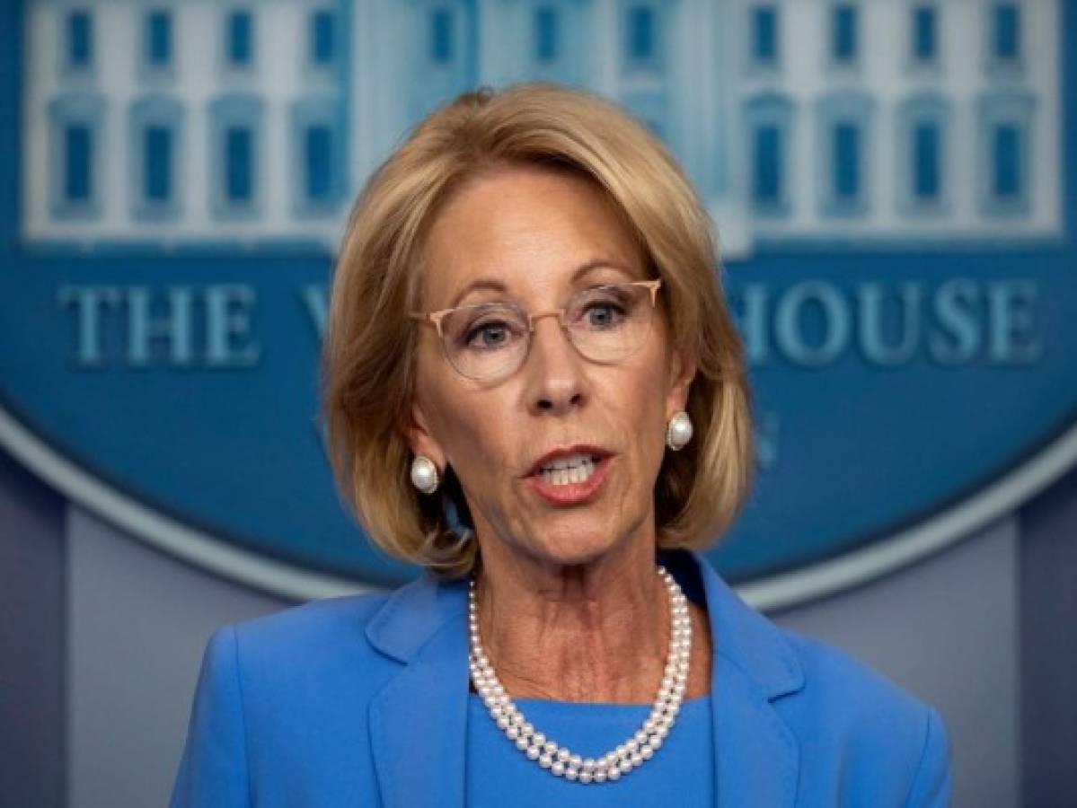 Secretaria de Educación es segunda renuncia en gabinete de Trump tras violencia