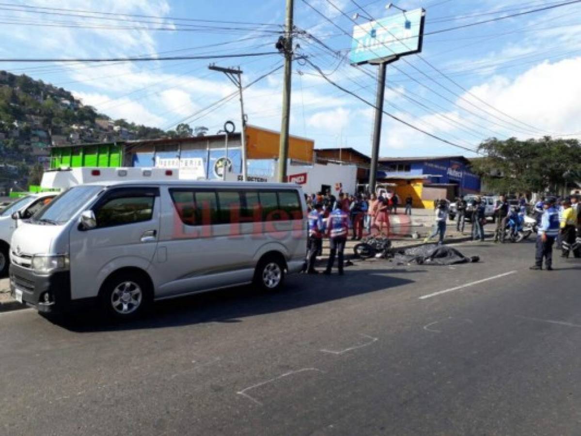 Motociclista muere tras impactar contra microbús en el bulevar Fuerzas Armadas