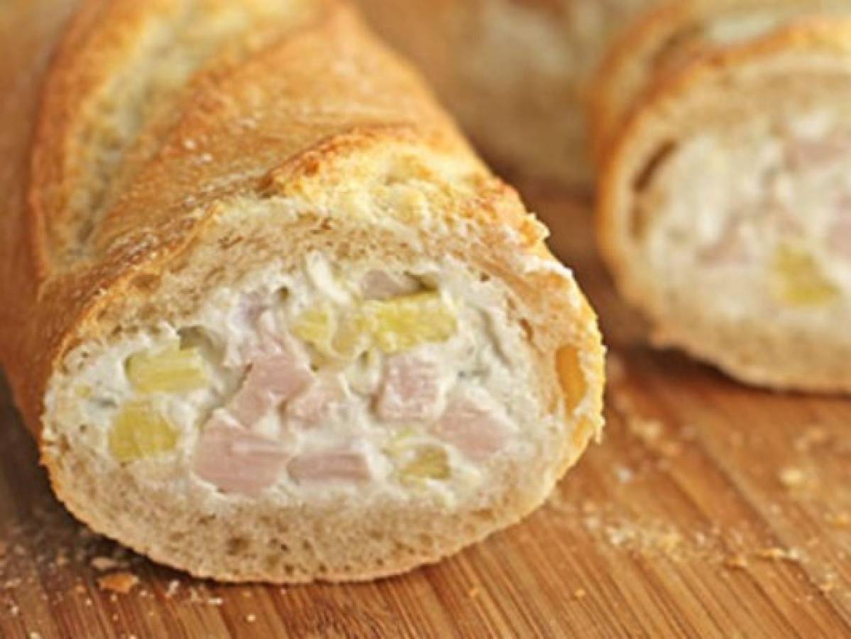 Receta: Delicioso baguette relleno con queso crema y pechuga de pollo