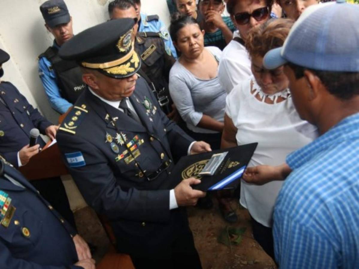 Choluteca: Con honores sepultan a policía fallecida en accidente