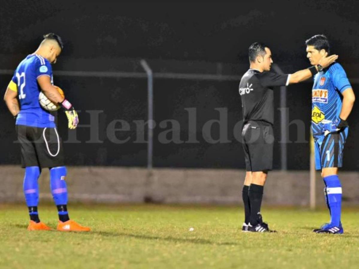 Panchi Reyes antes de lanzar un penal frente a Ricardo el Gato Canales del Vida y el árbitro Héctor Rodríguez. Foto: Samuel Zelaya / Grupo Opsa.